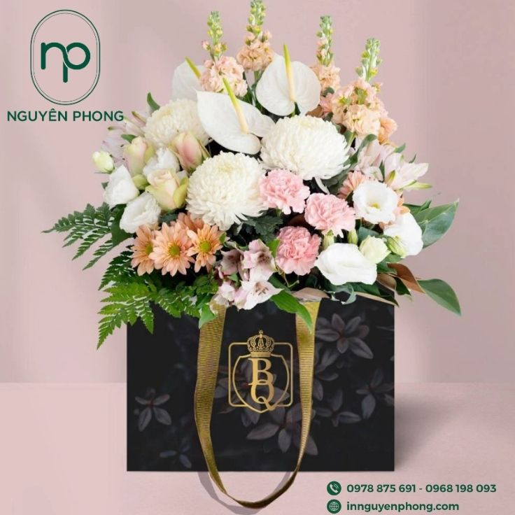 Mẫu túi giấy đựng hoa sang trọng 